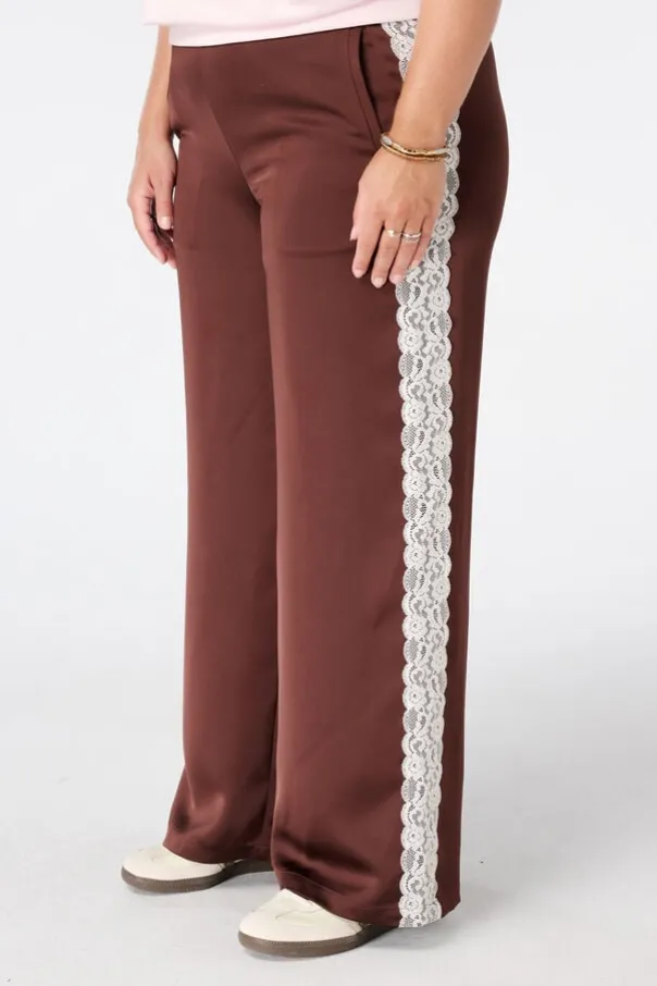 Broek met kanten zijkant