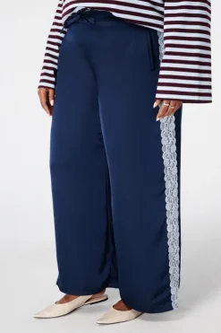 Broek met kanten zijkant