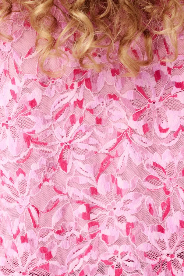 Top met kanten details